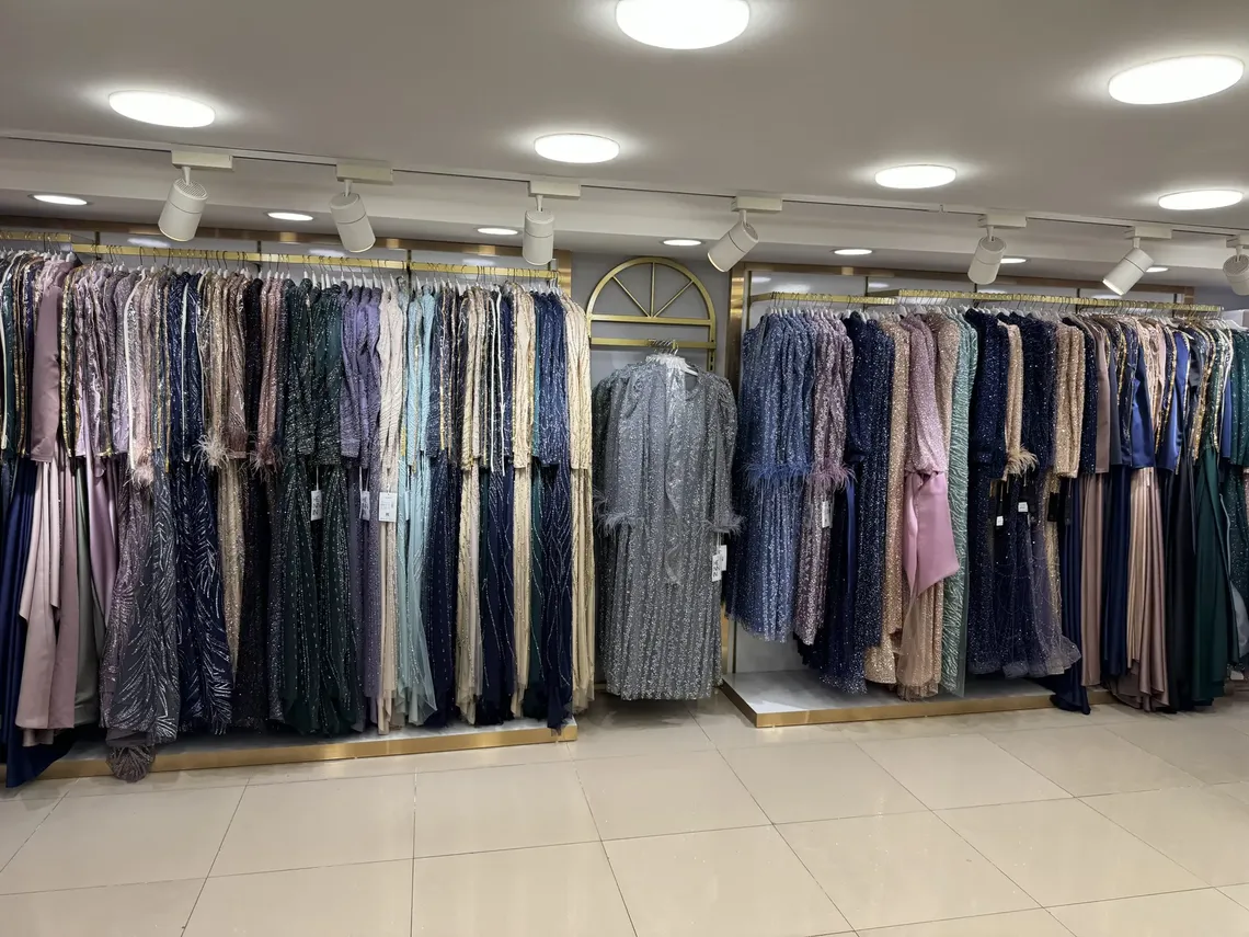 Raflı askılı stand